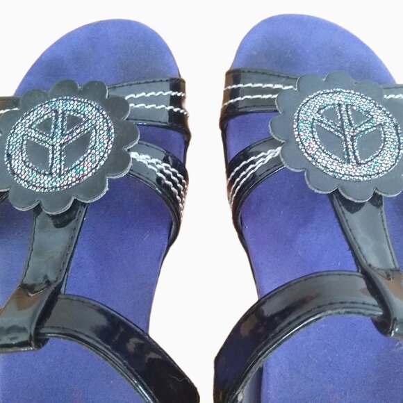 KIDS HUSH PUPPIES BLACK PATENT LEATHER SANDALS W/PEACE SYMBOLS SIZE 1M - Picture 14 of 15